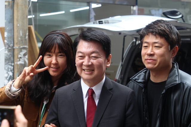 국민의힘 대통령 후보 경선에 출마한 안철수 의원이 14일 부산 유엔기념공원 참전용사 묘역 참배 후 서면 시장을 찾아 시민들과 기념 촬영을 하고 있다. [사진=안철수 캠프]