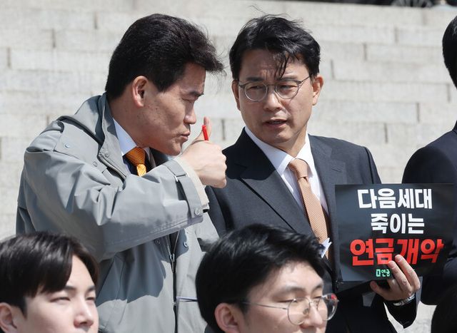 윤상현 국민의힘 의원이 11일 서울 여의도 국회 본청 계단 앞에서 열린 연금개혁청년행동 주최 '연금개악 규탄 집회'에서 한국사 강사 전한길씨와 대화하고 있다. [사진=연합뉴스]