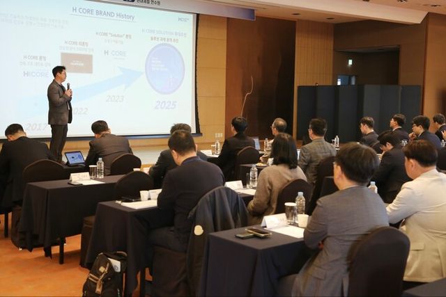 참석자들이 H CORE SOLUTION 브랜드에 대한 설명을 듣고 있다. [사진=현대제철]