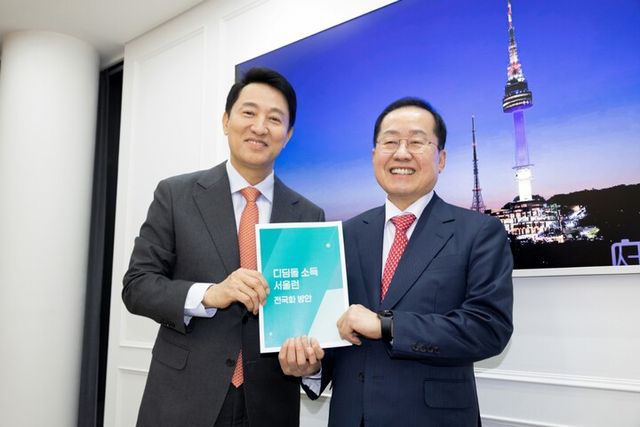 국민의힘 대선후보 경선 주자인 홍준표 전 대구시장과 대선 불출마를 선언한 오세훈 서울시장이 15일 서울 용산구 한남동 서울시장 공관에서 가진 만찬 회동에서 기념촬영 하고 있다. [사진=홍준표 캠프]