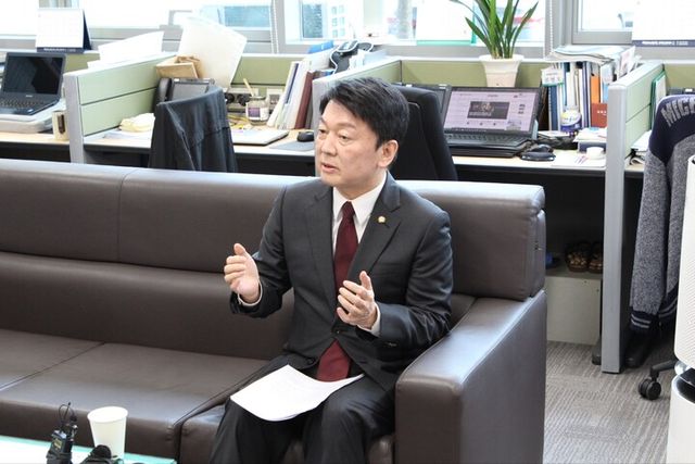 안철수 국민의힘 의원이 지난 10일 경북 안동 경북도의회에서 기자간담회를 열고 발언하고 있다. [사진=안철수 캠프]