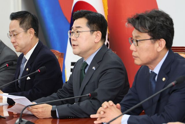 박찬대 더불어민주당 대표 직무대행 겸 원내대표가 15일 서울 여의도 국회에서 열린 원내대책회의에서 발언하고 있다. [사진=연합뉴스]