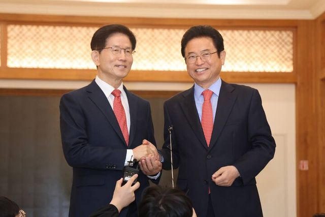 제21대 대통령 선거 출마를 선언한&nbsp;김문수&nbsp;전 고용노동부 장관(왼쪽)과 이철우 경북지사가 15일 서울 박정희기념관에서 진행된 회동에서 손을 잡고 있다. [사진=이철우 캠프]