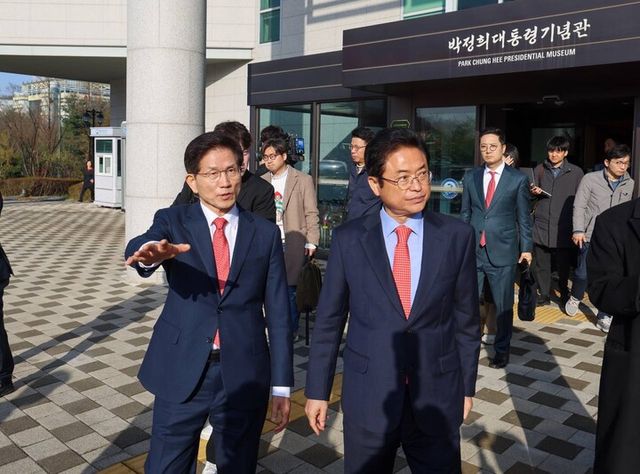 제21대 대통령 선거 출마를 선언한 김문수 전 고용노동부 장관(왼쪽)과 이철우 경북지사가 15일 서울 박정희기념관에서 진행된 회동에서 함께 이동하고 있다. [사진=이철우 캠프]