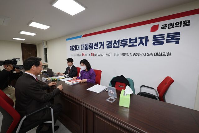 국민의힘 대선 출마를 선언한 유정복 인천시장이 지난 14일 서울 영등포구 국민의힘 당사에서 제21대 대통령선거 경선후보자 등록 접수를 하고 있다. [사진=연합뉴스]