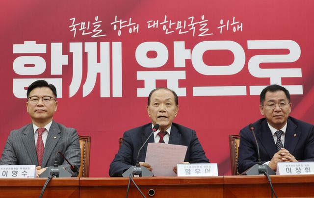 황우여 선관위원장이&nbsp;16일 서울 여의도 국회에서&nbsp;&nbsp;국민의힘&nbsp;대통령후보자 1차 경선 진출자를 발표하고 있다. [사진=연합뉴스]