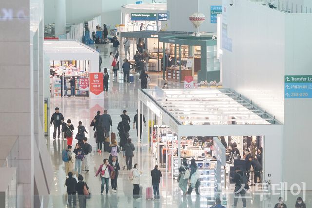 내국인 지출 관광총소비는 지난해 11월부터 올해 2월까지 4개월 연속 하락세를 기록했다. 작년 11월 약 3조2600억원에 달했던 소비액이 지난 2월에는 2조7800억원대까지 떨어졌다. [사진=이뉴스투데이DB]
