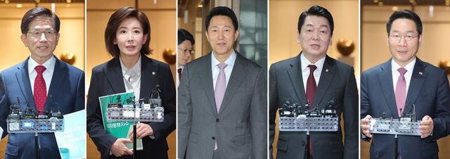 국민의힘 대선 경선 후보들이 16일 서울시청을 차례로 방문해 오세훈 서울시장과 회동했다. (왼쪽부터) 이날 회동을 마친 김문수 전 고용노동부 장관, 나경원 의원, 오 시장, 안철수 의원, 유정복 인천시장. [사진=연합뉴스]