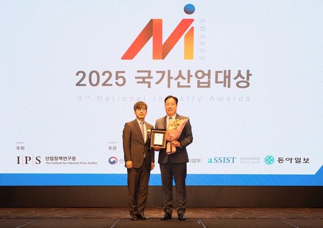 김평기 한국서부발전 발전처장(오른쪽)과 심사위원장인 김영규 고려대 경영대 교수가 기념촬영하는 모습. [사진=한국서부발전]