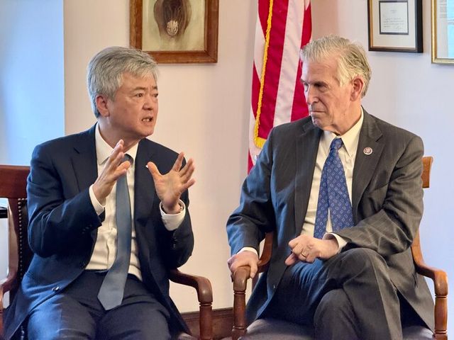15일(현지시간) 미국 워싱턴 D.C.에서&nbsp;이인호&nbsp;한국무역협회(KITA) 부회장(사진 왼쪽)과&nbsp;돈 바이어 美&nbsp;하원의원(민주·버지니아)이 한미 통상 현안에 대해 논의하고 있다.[사진=한국무역협회]