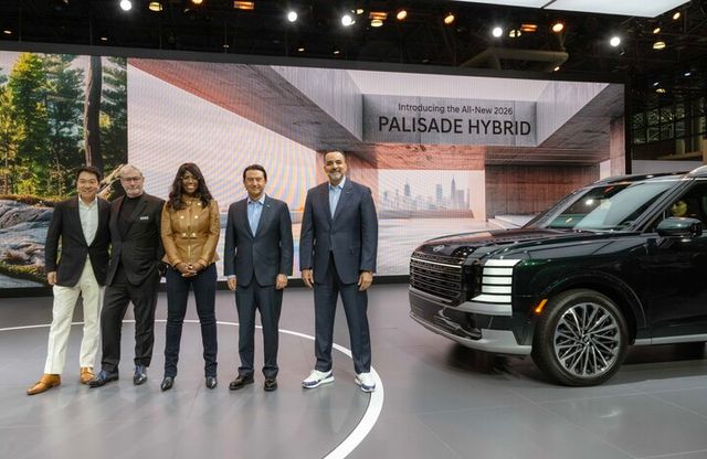 (왼쪽부터) 이상엽 현대제네시스글로벌디자인담당 부사장, 루크 동커볼케 현대차그룹 CDO(글로벌디자인본부장) 겸 CCO(최고크리에이티브책임자) 사장, 올라비시 보일 현대차 북미권역본부 제품기획 및 모빌리티 전략담당 Senior Vice President, 호세 무뇨스 현대차 대표이사 사장, 랜디 파커 현대차 북미권역본부 CEO가 2025 뉴욕 국제 오토쇼 현대차관에서 기념사진을 촬영하는 모습. [사진=현대차]