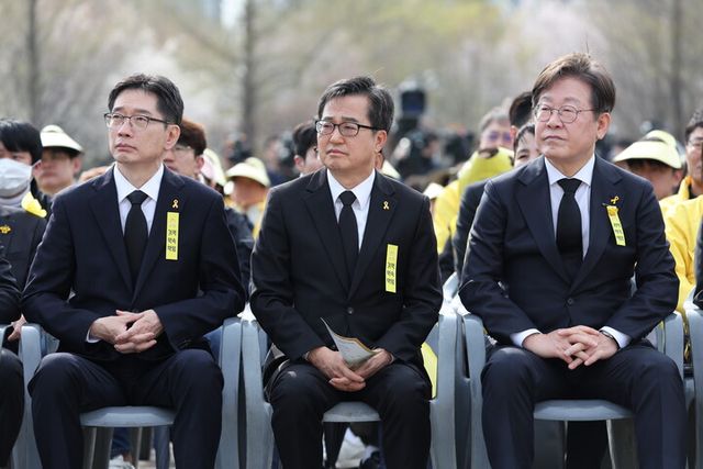 김경수 전 경남지사(왼쪽부터)와 김동연 경기도지사, 더불어민주당 이재명 전 대표가 16일 안산시 단원구 화랑유원지에서 열린 세월호 참사 11주기 기억식에서 추도사를 듣고 있다. [사진=연합뉴스]