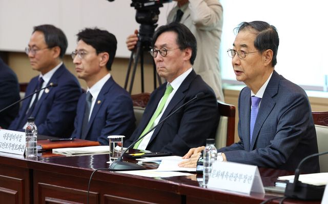 한덕수 대통령 권한대행 국무총리가 17일 정부서울청사에서 제6차 2025년 아시아태평양경제협력체(APEC) 정상회의 준비위원회를 하고 있다. [사진=연합뉴스]