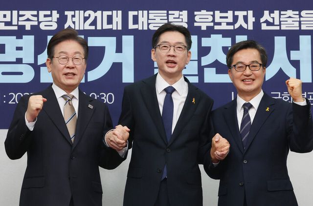 더불어민주당 대선 경선 주자인 이재명·김경수·김동연 후보가 16일 서울 여의도 국회에서 열린 공명선거 실천 서약식에서 서약문에 서명한 뒤 기념 촬영하고 있다. [사진=연합뉴스]