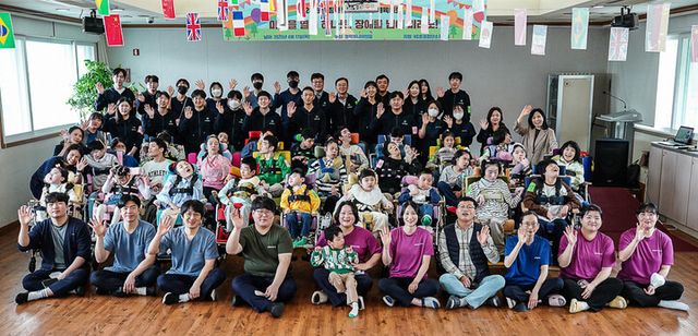 HS효성첨단소재가 17일 장애인의 날(20일) 맞아 ‘영락애니아의 집’을 방문해 봉사활동을 하고 후원금을 전달했다. [사진=HS효성첨단소재]