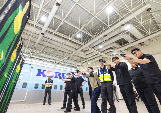 대한항공은 지난 15일부터 17일까지 사흘간 서울 강서구 대한항공 객실훈련센터에서 미국 글로벌 보안기업 액손(AXON) 주관 에어테이저 전문 교관 양성 교육을 실시했다. [사진=대한항공]