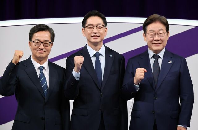 더불어민주당 대선 경선 주자인 (오른쪽부터) 이재명·김경수·김동연 후보가 18일 서울 마포구 상암동 MBC에서 첫 TV토론회를 시작하기에 앞서 기념촬영 하고 있다. [사진=연합뉴스]