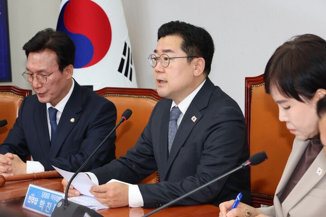 박찬대 더불어민주당 당대표 직무대행 겸 원내대표가 18일 서울 여의도 국회에서 열린 최고위원회의에서 발언하고 있다. [사진=연합뉴스]