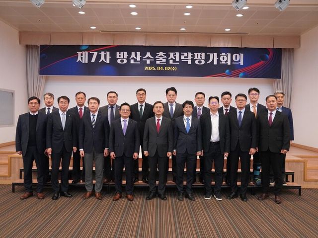제7차 방산수출전략평가회의 참석자 기념사진 - 장소 : 용산 국방컨벤션센터* 1열 좌측에서 5번째 인성환 국가안보실 제2차장 외