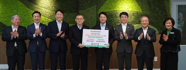 제6차 다함께 나눔프로젝트: 최태원 대한상의 회장이 참석자들과 기념촬영을 하고 있다. 왼쪽 세번째부터 최태원 대한상의 회장, 김신연 한화사회봉사단장, 이규호 ㈜코오롱 부회장, 김완섭 환경부 장관.[사진=대한상의]