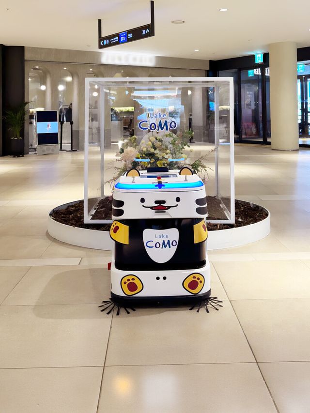 레이크꼬모 복합쇼핑센터에서 운영 중인 AI 청소로봇 ‘휠리 J40’. [사진=라이노스]