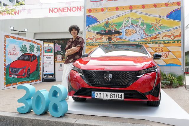 푸조 308 스마트 하이브리드와 아티스트 헤르시(HERNC). [사진=안경선 기자]