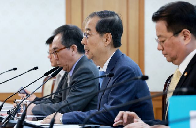 한덕수 대통령 권한대행 국무총리가 21일 정부서울청사에서 열린 경제안보전략 태스크포스(TF) 회의를 주재하고 있다. [사진=연합뉴스]