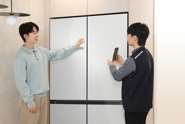 삼성전자서비스 엔지니어가 'AI 사전 케어 알림' 서비스를 통해 방문 수리 서비스를 예약한 'AI 구독클럽' 고객에게 상담을 제공하고 있다. [사진=삼성전자]