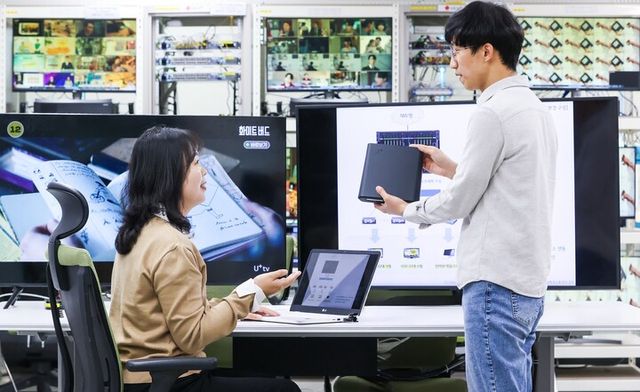 LG유플러스 직원들이 대전 R&D센터에 위치한 ‘NW연동 시험실’에서 네트워크 장비와 와이파이7 공유기의 상호 작용을 모니터링하고 있다. [사진=LG유플러스]