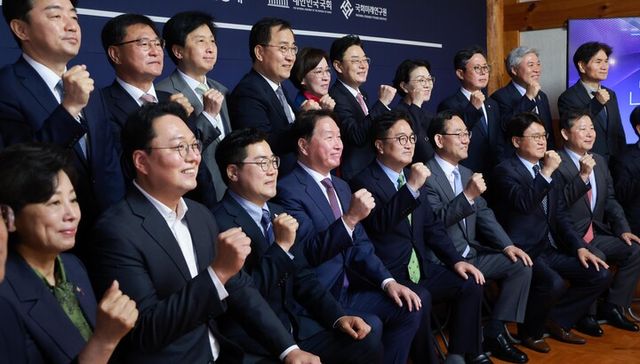 우원식 국회의장이 22일 서울 여의도 국회 사랑재에서 열린 식에서 더불어민주당 박찬대 직무대행 겸 원내대표, 최태원 대한상의 회장, 김기식 미래연구원장 등 참석자들과 기념촬영 하고 있다.앞줄 왼쪽부터 더불어민주당 남인순 의원, 개혁신당 천하람 대표 권한대행 겸 원내대표, 더불어민주당 박찬대 당대표 직무대행 겸 원내대표, 최태원 대한상의 회장, 우원식 국회의장, 주호영 국회부의장, 조국혁신당 황운하 원내대표, 국민의힘 이철규 의원. 2025.4.22 [공동취재]