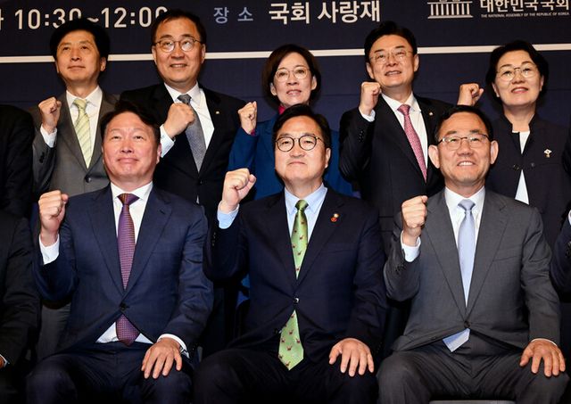 우원식 국회의장과&nbsp;주호영 국회부의장, 최태원 대한상의 회장 등 참석자들이 22일 서울 여의도 국회 사랑재에서 열린 국회 싱크탱크 미래산업포럼 발족식에서 기념촬영을 하고 있다. [사진=연합뉴스]