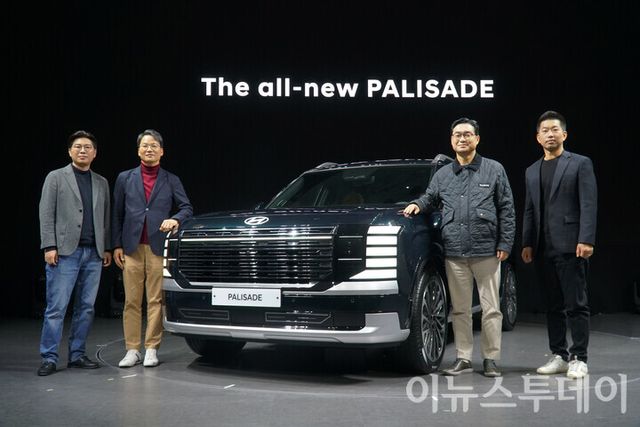 14일 경기 성남시 메종 디탈리에서 열린 ‘디 올 뉴 팰리세이드 신차발표회’ 현장에서 전은석 현대자동차 MLV프로젝트2실 실장, 이철민 현대자동차 국내마케팅실 상무, 정유석 현대자동차 국내사업본부 부사장, 송현 현대자동차 내장디자인실 상무가 행사 종료 후 가진 포토타임에서 포즈를 취하고 있다. 2025.01.14. [사진=이뉴스투데이DB]
