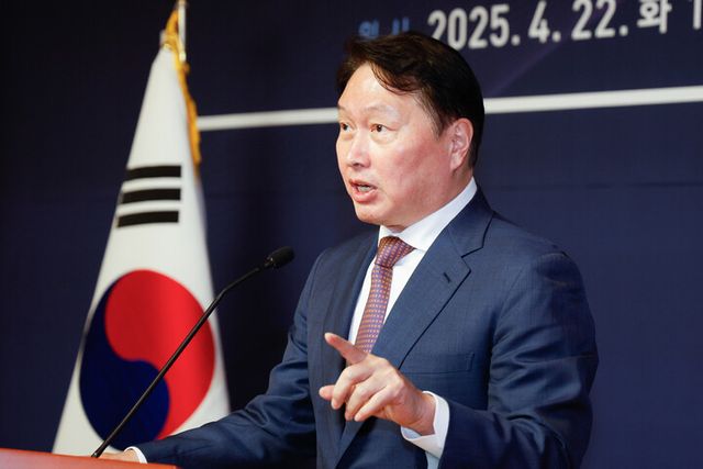 최태원 대한상의 회장이 22일 서울 여의도 국회 사랑재에서 열린 국회 싱크탱크 미래산업포럼 발족식에서 '최근 한국경제의 도전과제와 대응방향'을 주제로 기조연설 하고 있다. [사진=연합뉴스]