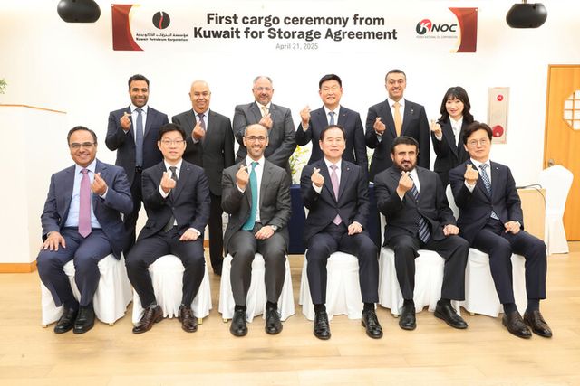 쿠웨이트 국제공동비축 원유 입고 기념행사에서 관계자들이 기념촬영을 하고있다. 사진 첫줄 오른쪽 세번째 김동섭 한국석유공사 사장, 첫줄 왼쪽 세번째 KPC CEO 셰이크 나와프 사우드 알 사바.[사진=한국석유공사]
