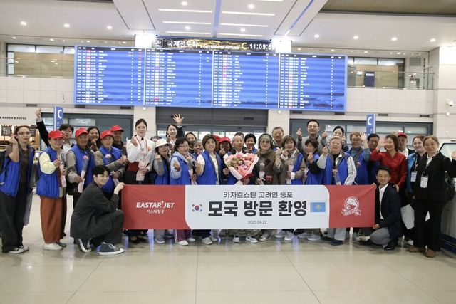 지난&nbsp;22일&nbsp;ZE136편을&nbsp;통해&nbsp;한국에&nbsp;입국한&nbsp;고려인&nbsp;동포들이&nbsp;인천국제공항에서&nbsp;기념&nbsp;촬영을&nbsp;하고&nbsp;있다. [사진=이스타항공]