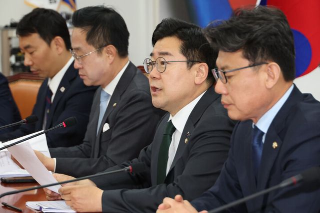 박찬대 더불어민주당 대표 직무대행 겸 원내대표가 24일 서울 여의도 국회에서 열린 정책조정회의에서 발언하고 있다. [사진=연합뉴스]