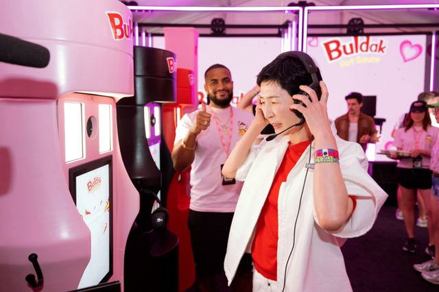 지난 11일 미국 캘리포니아 인디오에서 개막한 ‘코첼라 밸리 뮤직 앤드 아츠 페스티벌’ 현장에 방문한 김정수 삼양식품그룹 부회장. [사진=삼양식품]