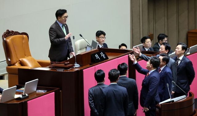 권성동 국민의힘 원내대표 등이 24일 국회 본회의장에서 한덕수 대통령 권한대행 국무총리의 시정연설 후 발언하는 우원식 국회의장에게 항의하고 있다. [사진=연합뉴스]