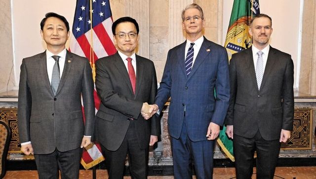 24일 미국 워싱턴 DC 재무부 청사에서 열린 한미 '2+2 협의'에서 참석자들이 기념 촬영을 하고 있다. 왼쪽부터 안덕근 산업부 장관, 최상목 경제부총리, 스콧 베선트 미 재무장관, 제이미슨 그리어 무역대표부 대표. [사진=기획재정부]