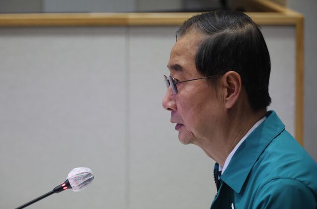 한덕수 대통령 권한대행 국무총리가 24일 정부서울청사 중앙재난상황실에서 산불 피해지역 수습 및 복구 추진상황 점검회의를 주재하며 발언하고 있다. [사진=연합뉴스]