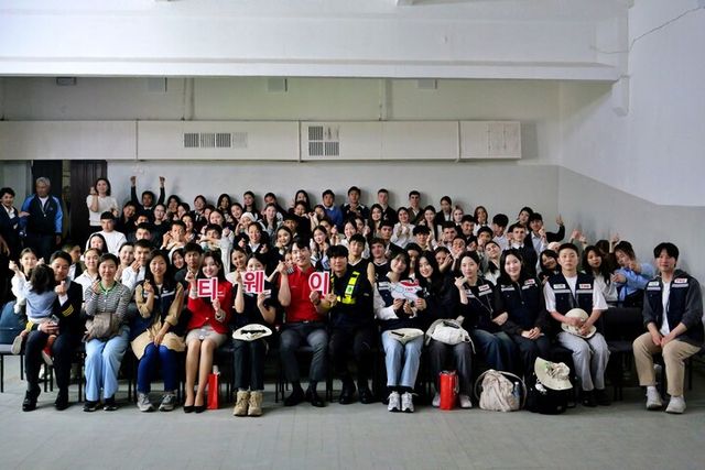 15일 키르기스스탄 비슈케크 지역에 위치한 '앗바시 학교(At-bashi School)'에서 티웨이항공 임직원 자원봉사단이 교육 환경 개선 및 재능 기부 봉사활동 후 학생들과 함께 기념사진을 촬영하고 있다. [사진=티웨이항공]