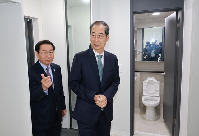 한덕수 대통령 권한대행 국무총리가 24일 인천 미추홀구 '천원주택' 현장을 방문해 유정복 인천시장과 함께 주거환경을 점검하고 있다. [사진=연합뉴스]