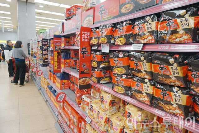 서울시내 한 대형마트에서 한 방문객이 라면 매대 앞을 지나가고 있다. [사진=이뉴스투데이DB]