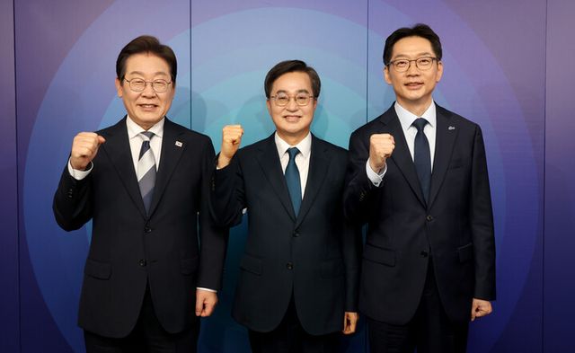 더불어민주당 이재명(왼쪽부터), 김동연, 김경수 대선 경선 후보가 지난 23일 서울 여의도 오마이TV 스튜디오에서 열린 오마이TV 초청 토론회 시작에 앞서 기념 촬영하고 있다. [사진=연합뉴스]