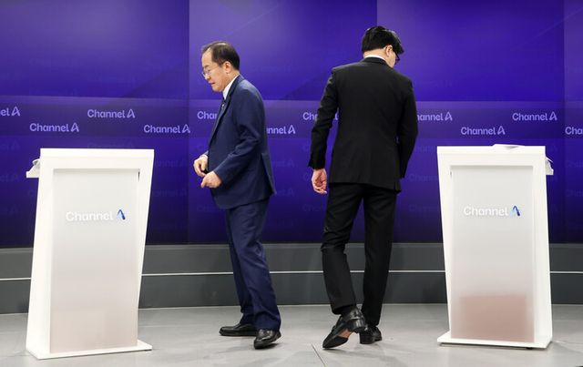 국민의힘 대선 2차 경선 진출자인 한동훈(오른쪽), 홍준표 후보가 25일 종로구 동아미디어센터 채널A스튜디오에서 기념 촬영 후 자리로 돌아가고 있다. [사진=연합뉴스]