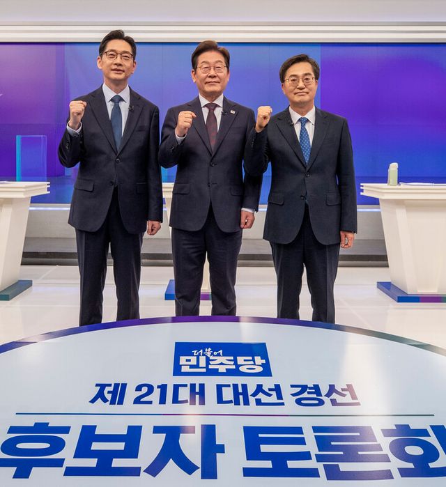 김경수(왼쪽부터), 이재명, 김동연 더불어민주당 대선 경선 후보가 25일 서울 중구 TV조선 스튜디오에서 열린 당 경선 마지막 TV토론회에서 기념 촬영을 하고 있다. [사진=연합뉴스]