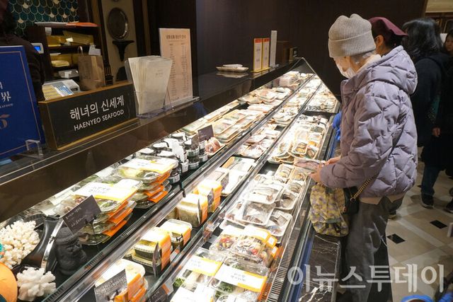 서울 강남구 신세계백화점 강남점 ‘신세계 마켓’ 내 수산물 코너에서 한 고객이 진열된 제품을 둘러보고 있다. [사진=이뉴스투데이DB]