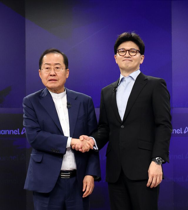 국민의힘 대선 2차 경선 진출자인 한동훈, 홍준표 후보가 25일 종로구 동아미디어센터 채널A스튜디오에서 기념 촬영하고 있다. [사진=연합뉴스]