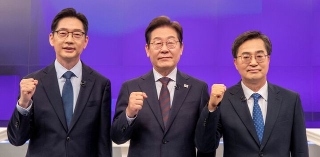 김경수(왼쪽부터), 이재명, 김동연 더불어민주당 대선 경선 후보가 25일 서울 중구 TV조선 스튜디오에서 열린 당 경선 마지막 TV토론회에서 기념 촬영을 하고 있다. [사진=연합뉴스]