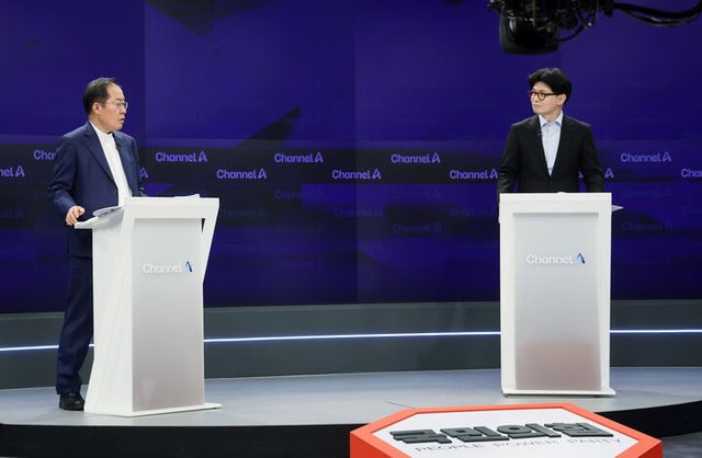 국민의힘 대선 2차 경선 진출자인 한동훈, 홍준표 후보가 25일 종로구 동아미디어센터 채널A스튜디오에서 방송 시작을 기다리고 있다. [사진=연합뉴스]